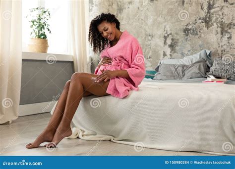 Spreading her Pregnancy .